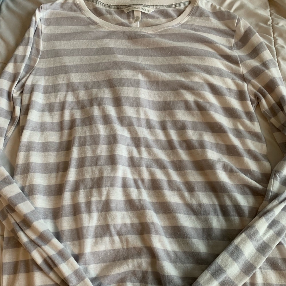 victoria’s secret long sleeve tee size medium